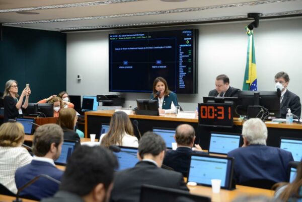 PEC do piso da Enfermagem é aprovada na comissão especial da Câmara